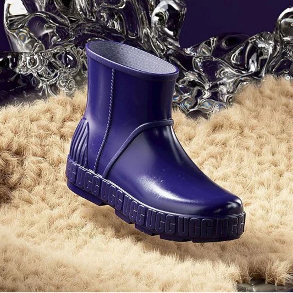 Never worn Ugg Drizlita Sherpa lined boots